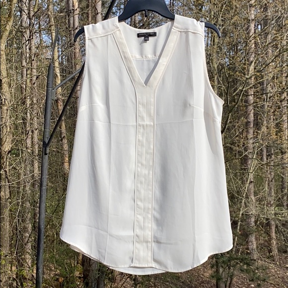 Banana Republic Tops - EUC sleeveless BR top